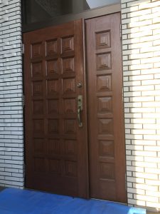 木製玄関ドアを塗装した後の写真